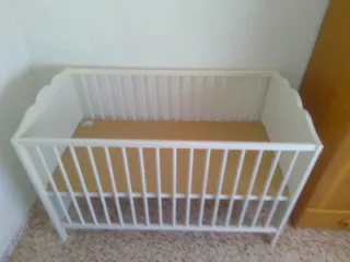 Cuna blanca IKEA de madera.
