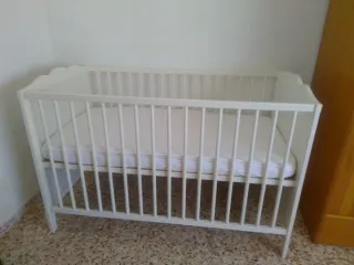 Cuna blanca IKEA de madera.