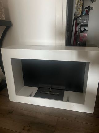 Camino da parete bianco