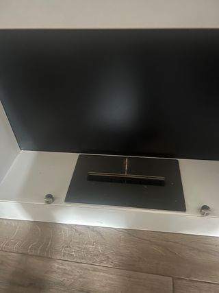 Camino da parete bianco