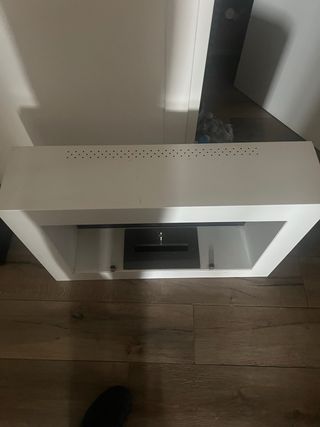 Camino da parete bianco