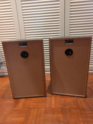 2 Bafles aiwa 38x27x22 cm