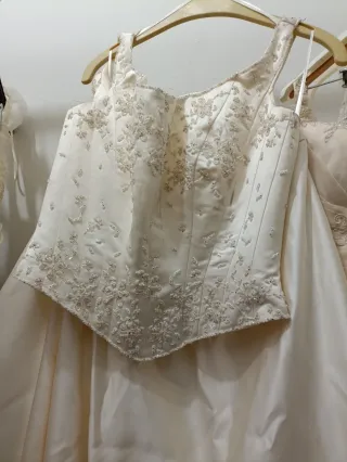 Vestidos de novia. Hay 42 y 44