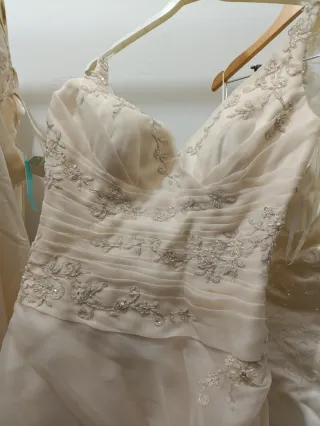 Vestidos de novia. Hay 42 y 44