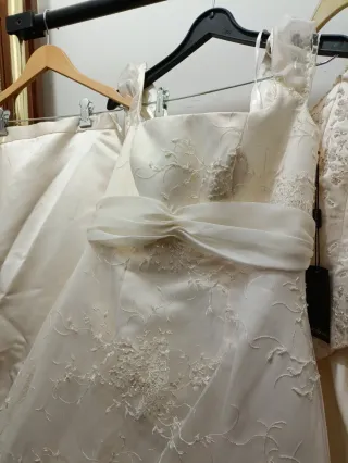 Vestidos de novia. Hay 42 y 44
