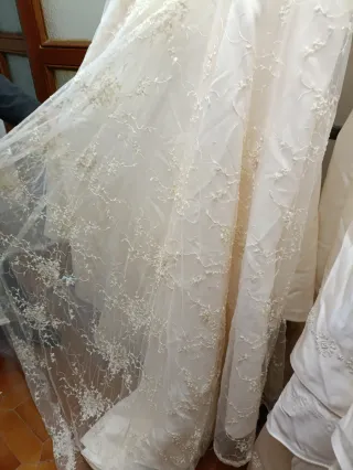 Vestidos de novia. Hay 42 y 44