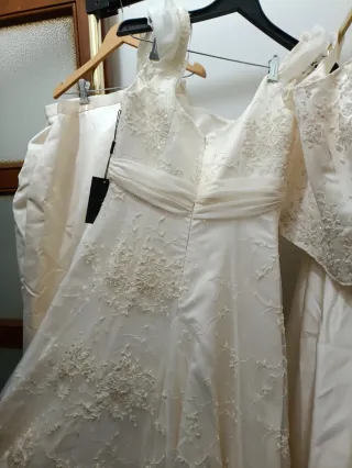 Vestidos de novia. Hay 42 y 44