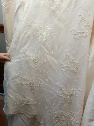 Vestidos de novia. Hay 42 y 44