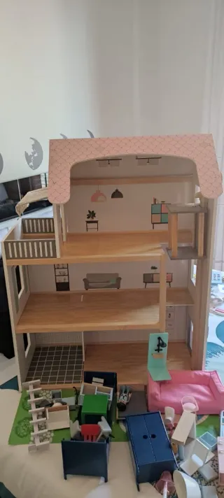 Casa de muñecas de madera y complementos