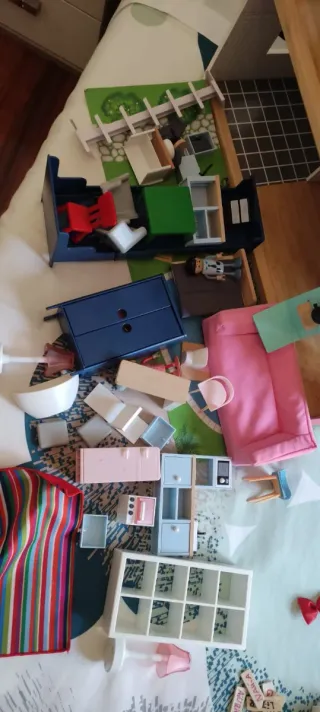 Casa de muñecas de madera y complementos