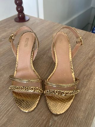 Sandalias doradas con tacón. Michael Kors 37.