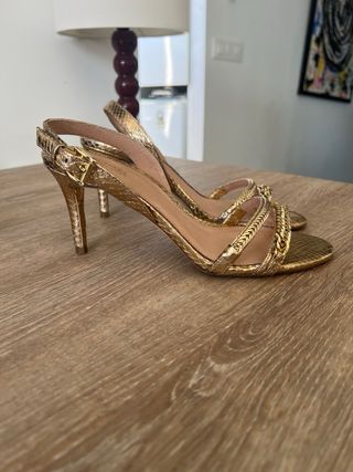 Sandalias doradas con tacón. Michael Kors 37.