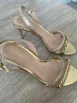 Sandalias doradas con tacón. Michael Kors 37.