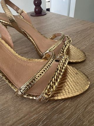 Sandalias doradas con tacón. Michael Kors 37.