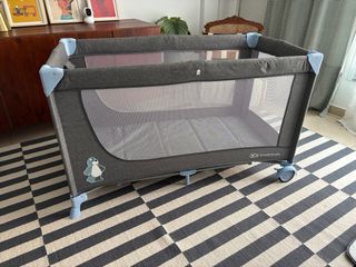 Cuna (parque cuna) de viaje dos niveles
