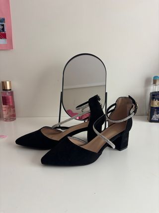 Zapatos de tacón negros con pedrería