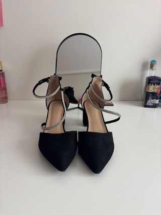 Zapatos de tacón negros con pedrería