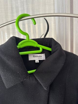 Abrigo negro tipo paño