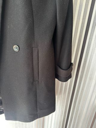 Abrigo negro tipo paño