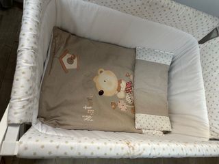 Minicuna con colchón y enredón