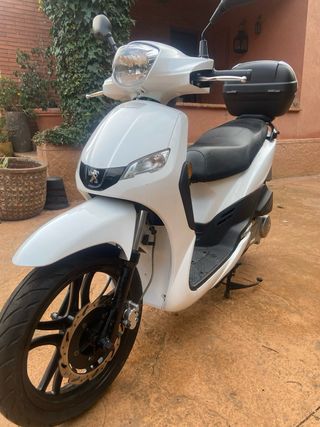 Moto SYM 125 SR en muy buen estado