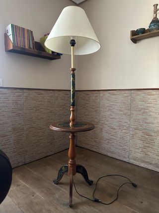 Lampara de pie con mesita auxiliar
