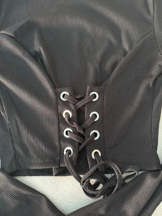 Maglietta crop nera con lacci