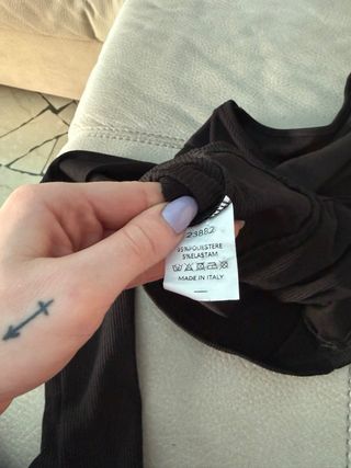 Maglietta crop nera con lacci