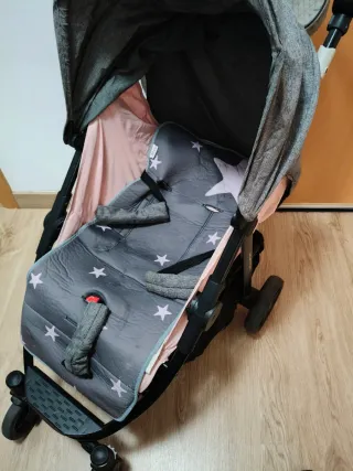 Silla paseo y trona portátil con almacenaje.