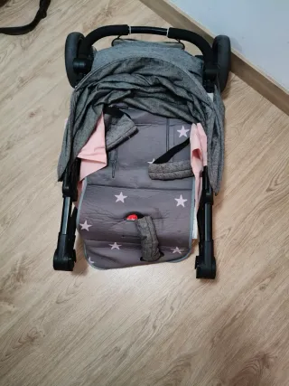 Silla paseo y trona portátil con almacenaje.