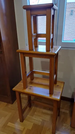 Tres mesas auxiliares de madera de pino de Soria .