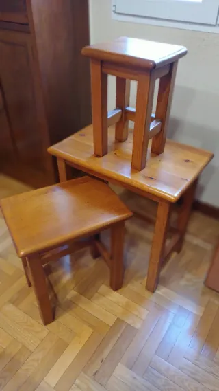 Tres mesas auxiliares de madera de pino de Soria .