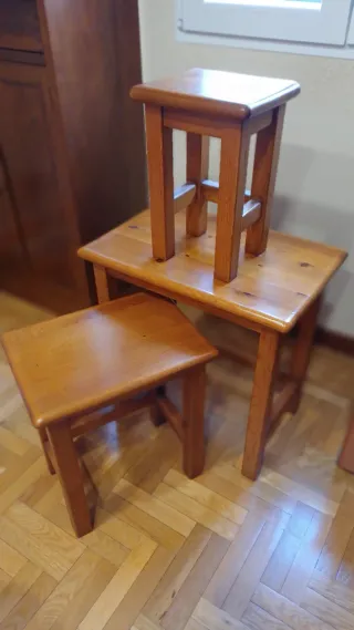 Tres mesas auxiliares de madera de pino de Soria .
