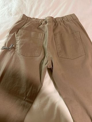 Camisa de Zara y pantalón de Bershka