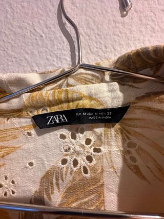 Camisa de Zara y pantalón de Bershka