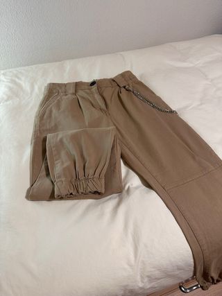 Camisa de Zara y pantalón de Bershka