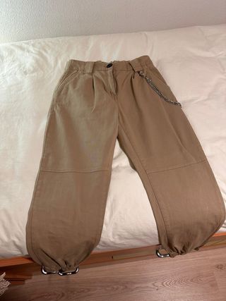 Camisa de Zara y pantalón de Bershka