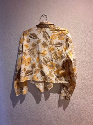 Camisa de Zara y pantalón de Bershka