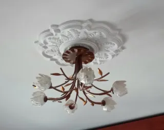 Lámparas de techo y mesita de forja.