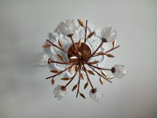 Lámparas de techo y mesita de forja.