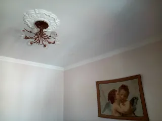 Lámparas de techo y mesita de forja.