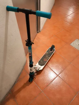 Patinete infantil azul y blanco