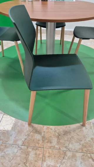 Sillas de madera y plástico verdes Disponibles 10