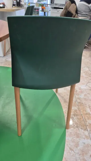 Sillas de madera y plástico verdes Disponibles 10