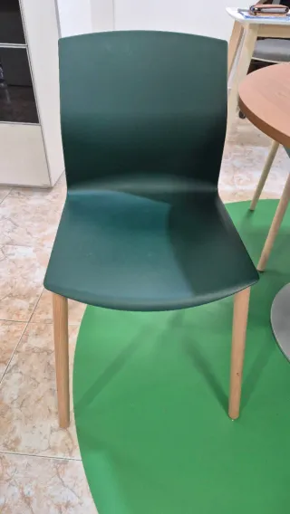 Sillas de madera y plástico verdes Disponibles 10