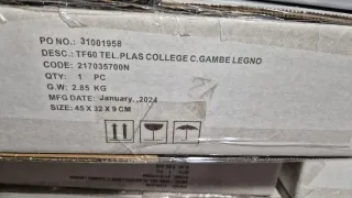 Sillas de madera y plástico verdes Disponibles 10