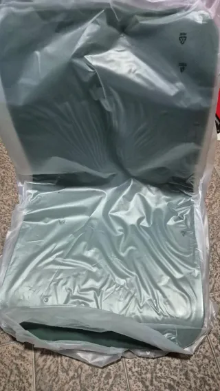 Sillas de madera y plástico verdes Disponibles 10