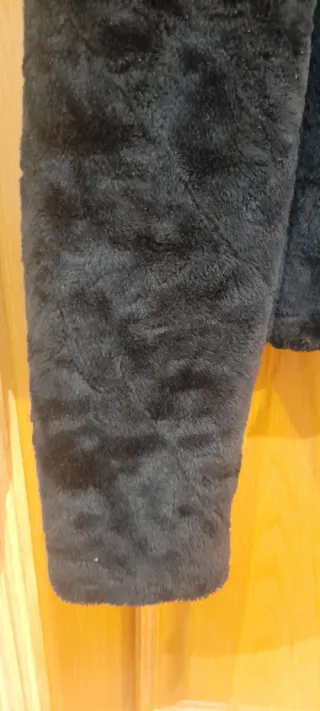 Abrigo negro piel sintética