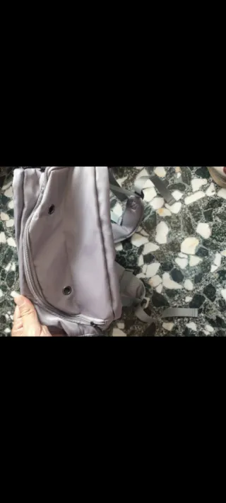 Mochila gris para avión