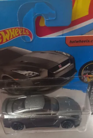17 Nissan GT-R R35 Hot Wheels